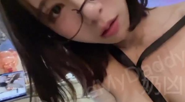 Twitter奶凶的玉女，带黑框眼镜玩刺激小游戏+[21v-330m]