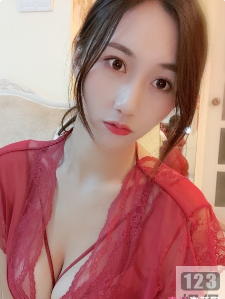 虎牙高颜值御姐（小小玉酱）大红睡衣出镜，香肩半露妩媚动人[24套-1.8G]