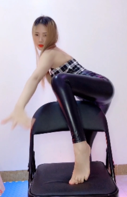 燕儿大哥私人订制！快手清纯系20万粉高颜嫩妹，反差网红大尺福利！限时享受，百度盘转载搬运！