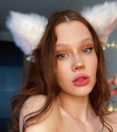 OnlyFans平台上的SofiaSimens展示了她的深处技巧和舌环装饰