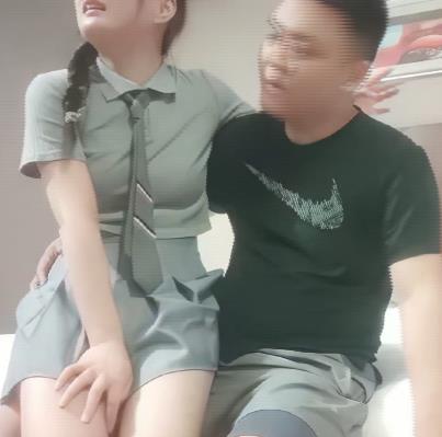 猥琐大叔使用PUA技巧追求小姐姐