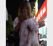 近距离观看的旗袍美女，在约会和逛街时展现出小嘴的迷人变化