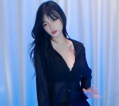 梦甜精选美女T舞自拍视频，时长9分钟，观看黑木耳舞蹈技巧