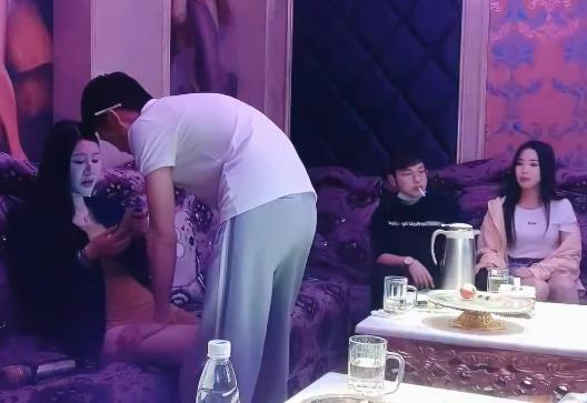 国内暗黑KTV常客瘦子自拍32分钟视频，牛B打招呼人气爆棚