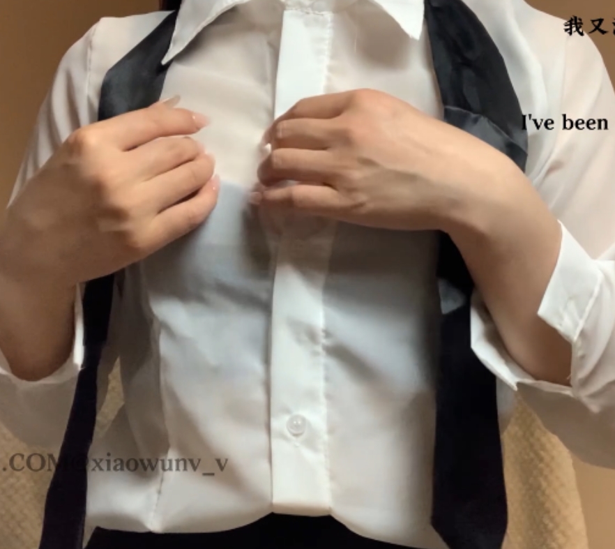 超人气骚御姐-xiaowunv-新-白衬衣放飞自我出不明液体视频大小1V+1.02G
