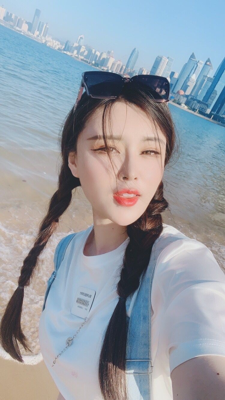 抖音美少女小丽：黑色吊带露肩性感作品商业合集，携萌宠一起直播