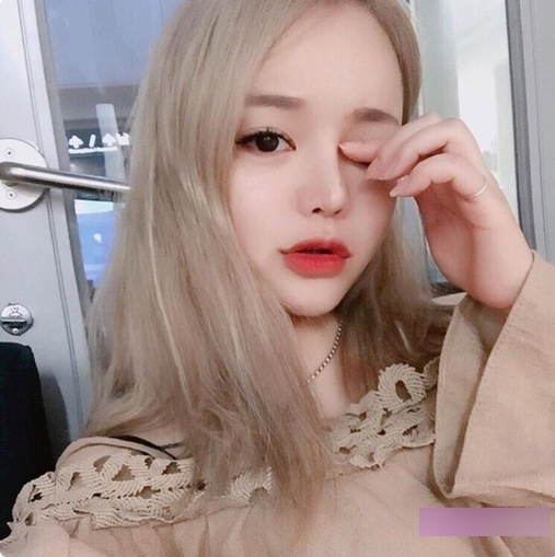 火辣熟女Anlizhaomio展示性感红色服装，身材优势令人倾倒