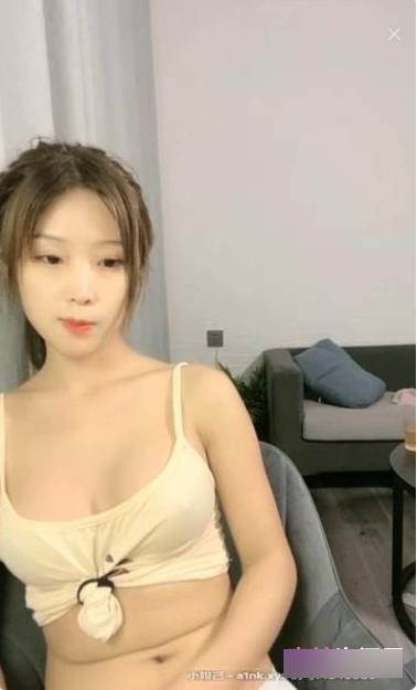 倪好甜心baby首次亮相，魅力四溢