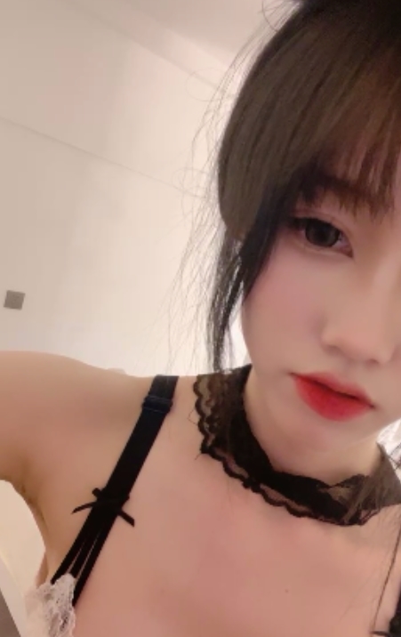 乔乔妹妹：黑框眼镜双马尾食品秀，视频24v18.4g，收藏百度ED2K