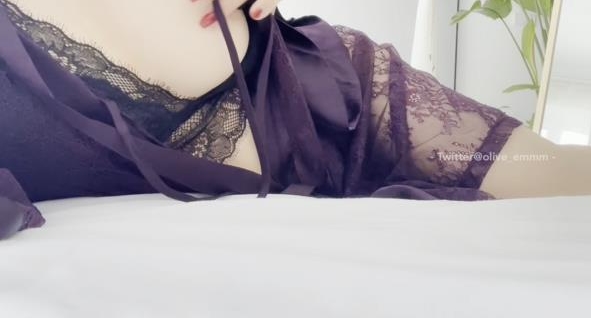 17身穿紫色睡袍，优雅文静，散发着神秘色彩。