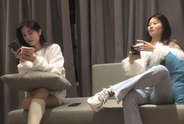 《文轩新作《花约兔女郎》2V画质4.2G，颜值身材魅力双F，闺蜜钞能力用嘴三人游姿爆弄，下载观看！》