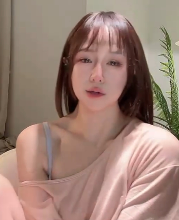 Stripchat小姐姐Meg_Linda短发气质诱惑，舔小东西深处诱人，视频1V647M火爆上线