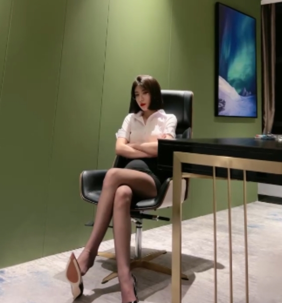 红色高跟套路直播：22V12G视频集，舔脚脚踩踏，百度盘打包