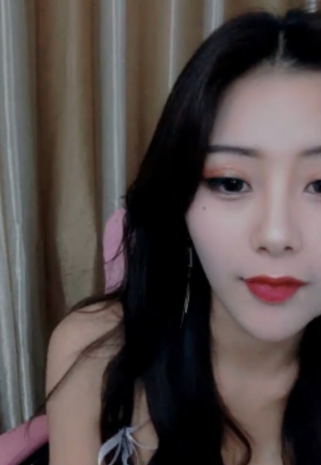 熊猫TV美妆新秀雪妮维雅妮频道收藏狂潮，34个视频点击量飙升至115次！