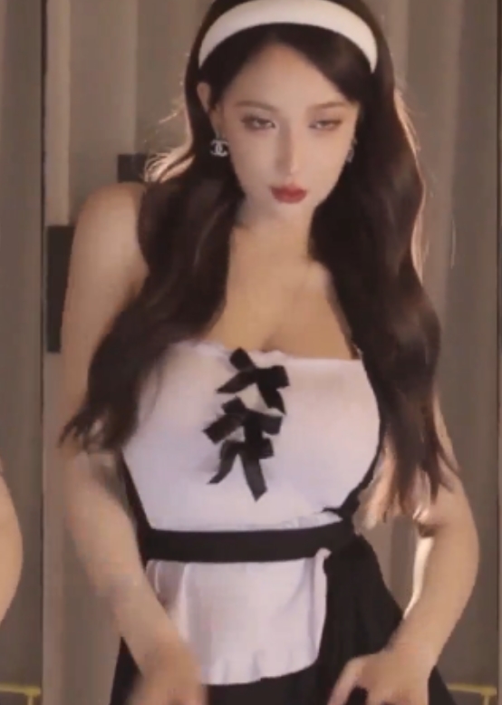 根据您提供的内容，为该商品取一个斗鱼丨米娜大摆锤合集！两个大白兔晃啊晃超诱惑超顶这个标题包含了关键信息和视频大小/数量，并对原文进行了润色，使其更具吸引力。希望这符合您的要求！