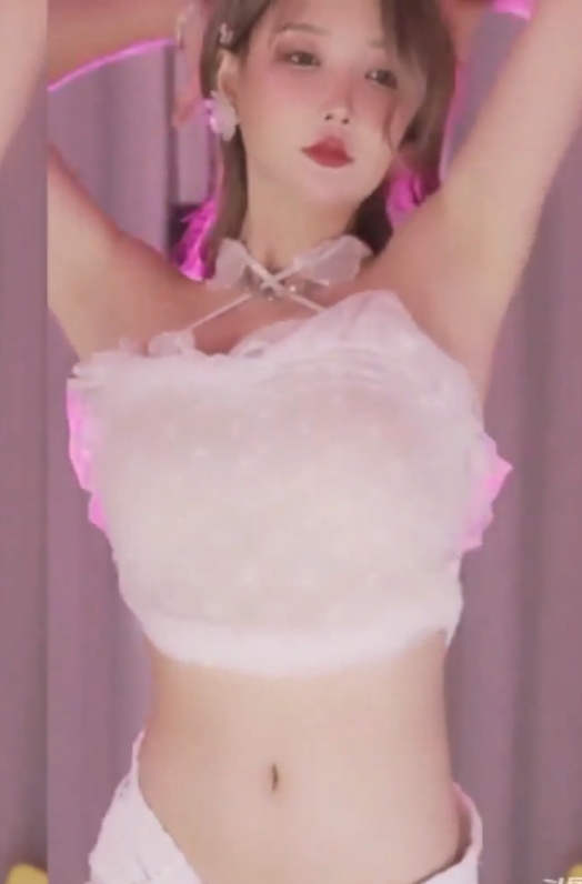 根据您提供的内容，为该商品取一个斗鱼丨米娜大摆锤合集！两个大白兔晃啊晃超诱惑超顶这个标题包含了关键信息和视频大小/数量，并对原文进行了润色，使其更具吸引力。希望这符合您的要求！