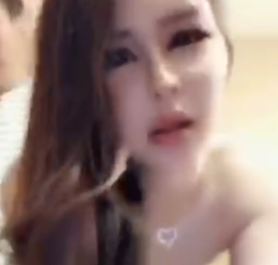 让人目不暇接。其中，有一种特别受欢迎的月抛视频，让人看了之后不禁点赞。这些视频内容丰富多彩，涵盖了各种不同的主题和风格，绝对能够满足您的各种需求。总的来说，这个TS合集不仅内容丰富，而且质量上乘，绝对是您不容错过的一部精彩作品。快来下载这个TS合集，一次看个够，感受男人的魅力吧！