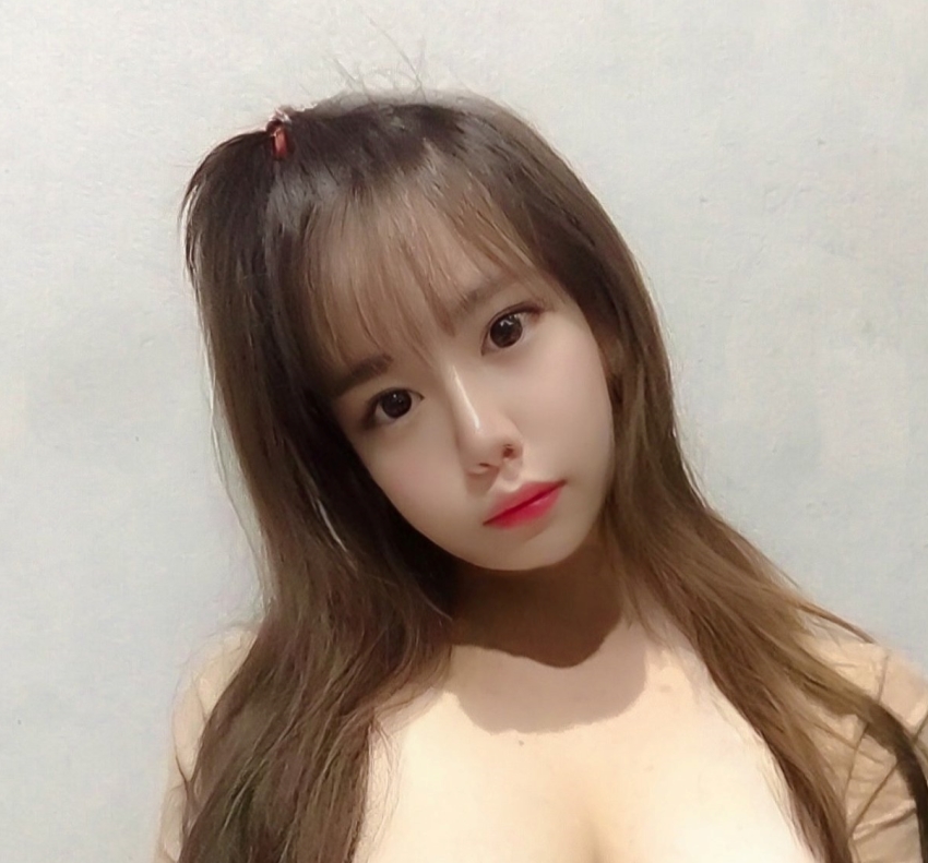 受到角色魅力的吸引。