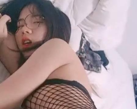 可爱调皮的网袜黑丝小姐姐：时尚穿搭与日常分享，期待更多精彩视频