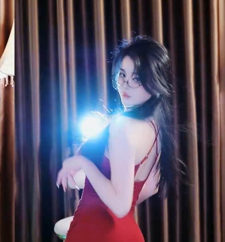 cc温凉热舞直播精选合集100个视频16GB定制精彩瞬间