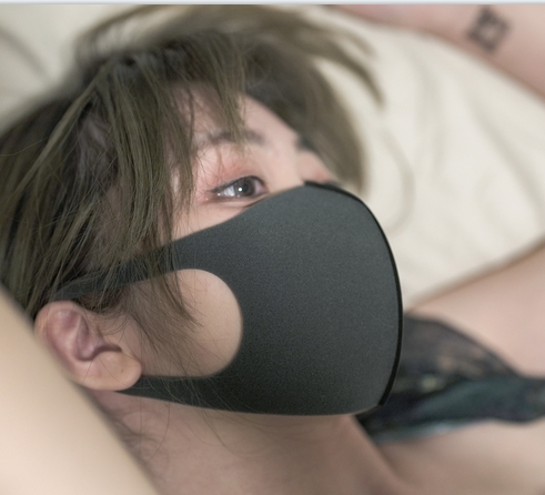 充满了超强魅力，让人仿佛置身于人间优质的尤物之中。无论是铁粉还是新粉丝，都能从中感受到一种前所未有的互动体验。赶快来体验虎牙顶流美女网红HongKongDoll玩偶姐姐的最新作品吧！