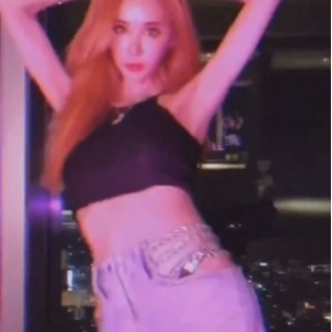 一丝神秘感。观众在观看这些视频时，会被文赫的表演所吸引，感受到小尺度的心跳加速，中尺度的极致感受，以及有尺度的肾上腺颤动。这部合集不仅展现了抖音风格的多样性，也