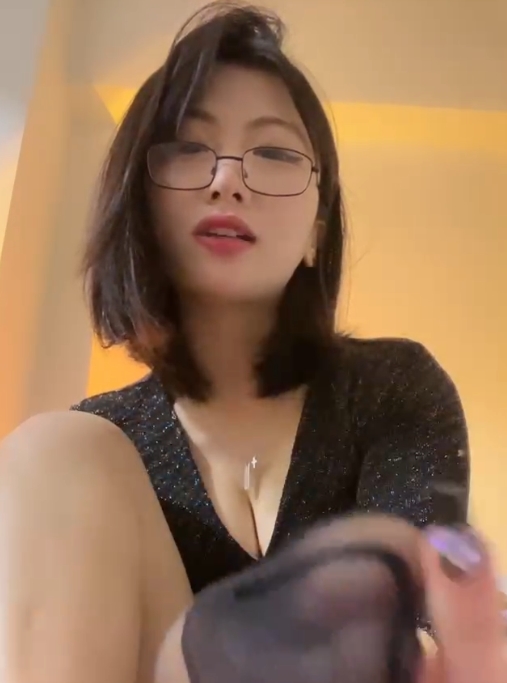 网络转载：美知瑠黑丝香水直播，1v视频335MB百度盘