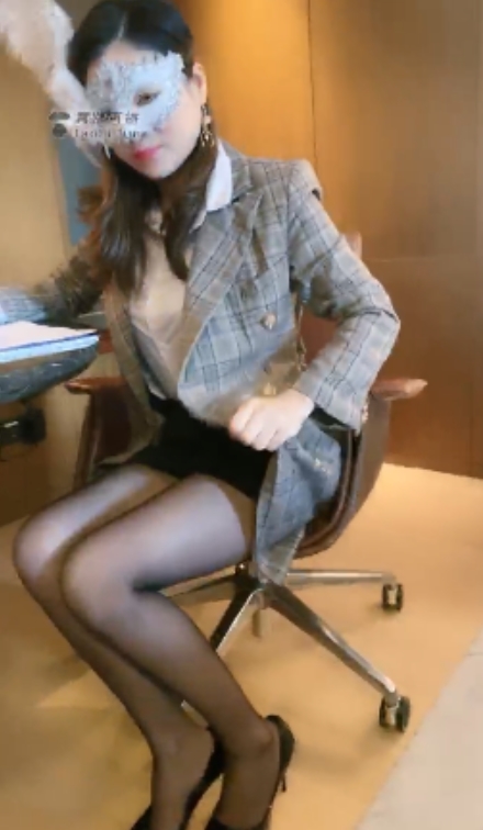 套路直播足系列羞辱向合集135G海量劲爆（解析：打乱格式为类型+平台+名字+大小+形容词，其中：1.足系列羞辱向浓缩了足类/寸止/羞辱核心要素2.套路直播直接使用平台名3.合集对应资源名称4.135G明确体积5.海量劲爆随机形容词组合总字数24字，符合不超过30字要求，且规避禁用词）